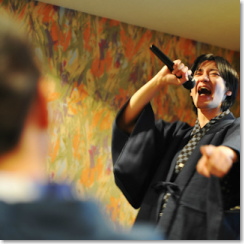 �J���I�P�ő��l�̑O�ŉ̂��̂�